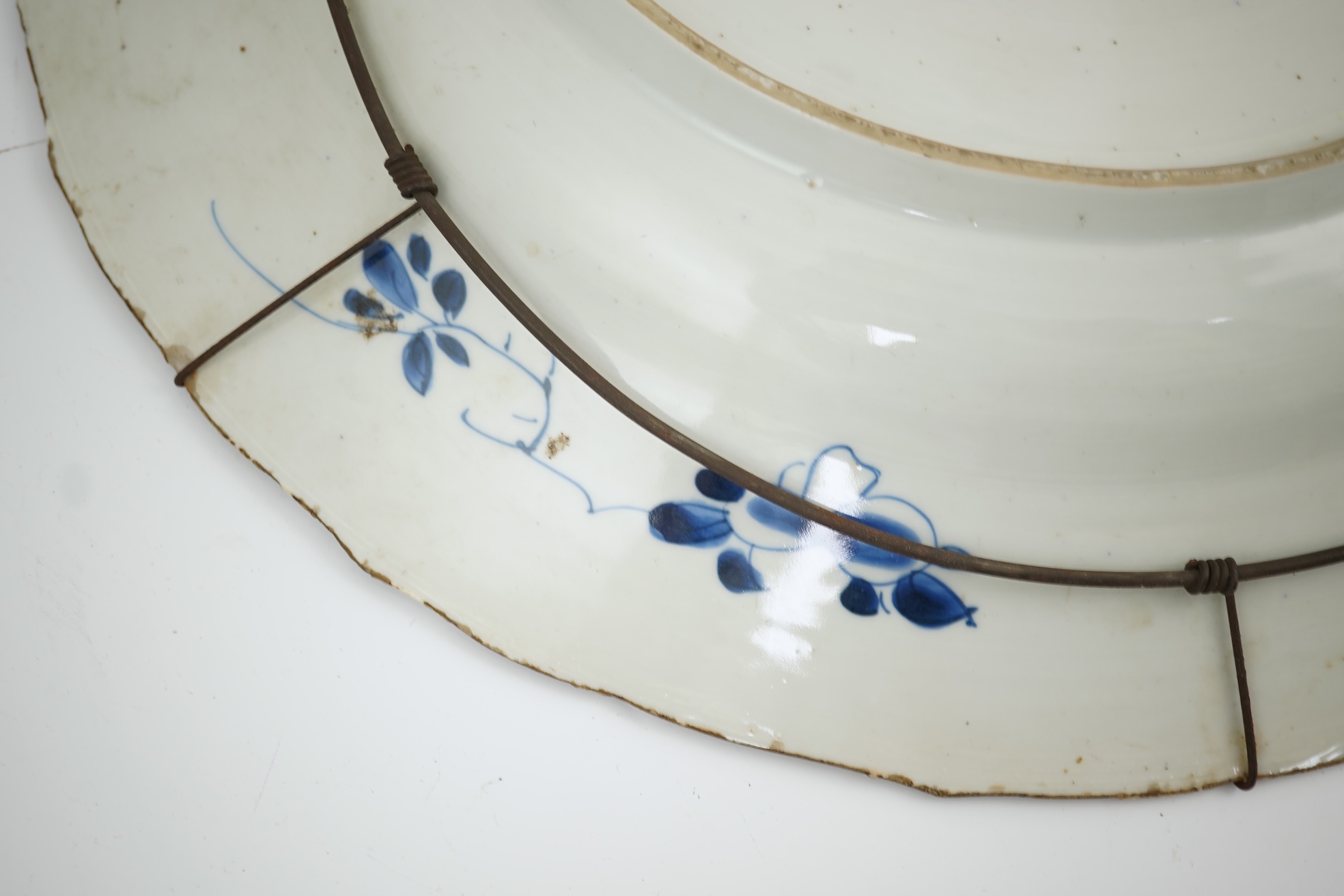 A Chinese blue and white charger, Kangxi period (1662-1722)